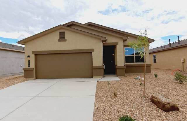 Beautiful 3 Bedroom 2 Bathroom located in Huning Ranch