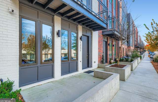 1251 Chelsea Circle NW