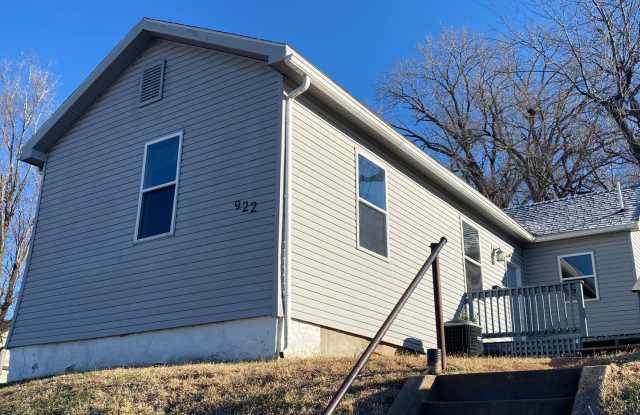 Two bedroom single family house within walking distance of Blessing Hospital.