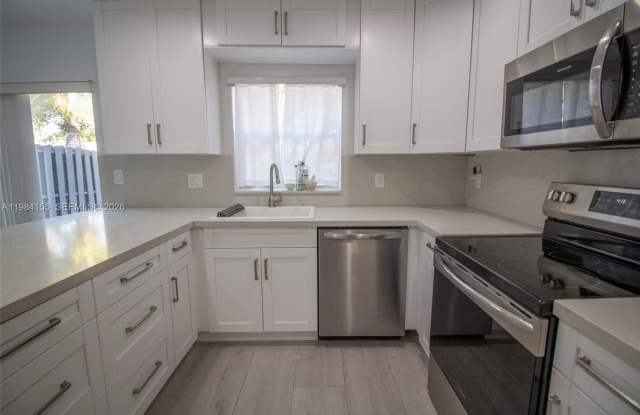 4844 Grapevine Way, Davie, FL 33331