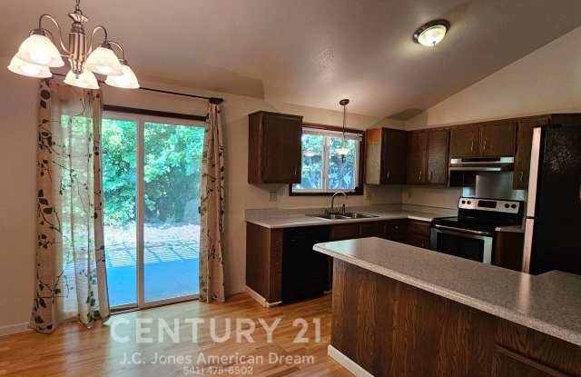 3 Bed 2 Bath Home w/Attached Garage