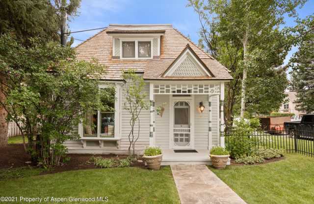200 W Hopkins Avenue