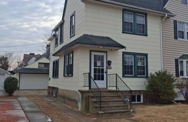 Charming updated 3 bedroom 1.5 bath Home in the historic Bristol Borough