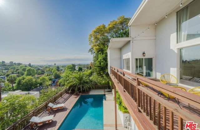 3951 Sunswept Dr