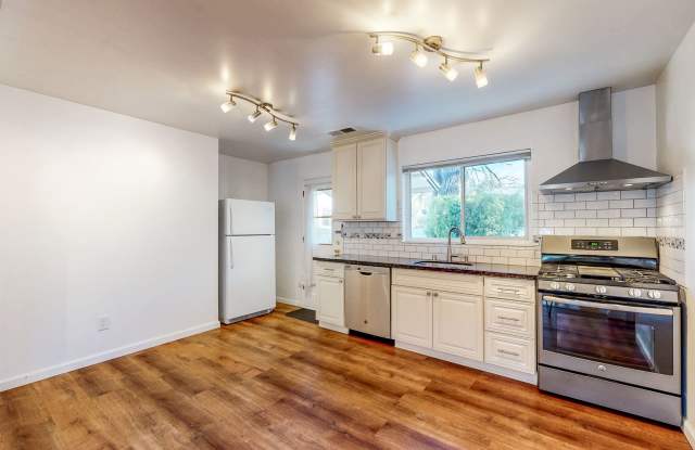 Delightful 2 Bedroom 1 Bath Unit with 1 Car Garage