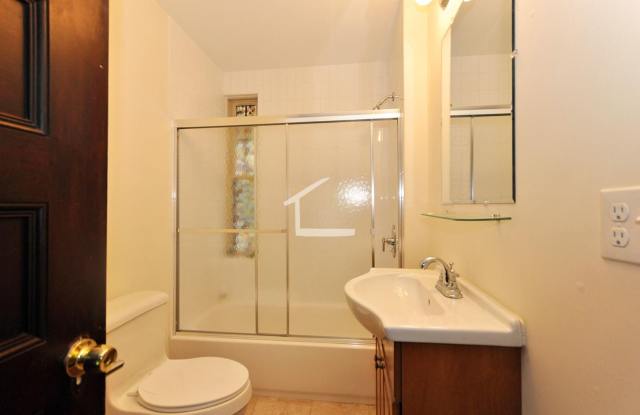Charming Room for Rent-No Broker Fee