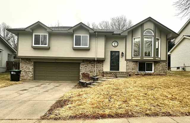 1317 N 159th St - Spacious 3BR Millard Highlands Home – Move-In Ready!