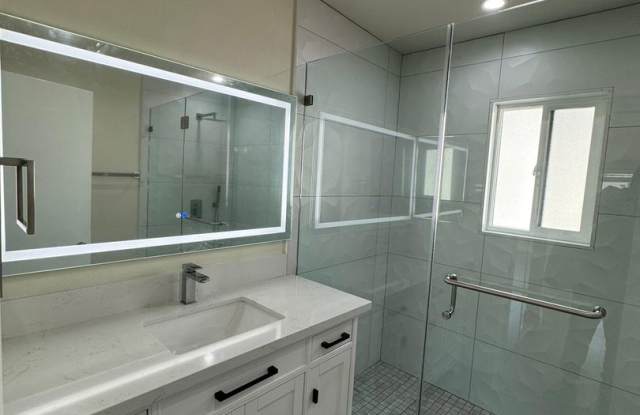 582 W HUNTINGTON DR #P