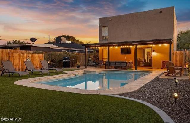 2206 E CAMBRIDGE Avenue