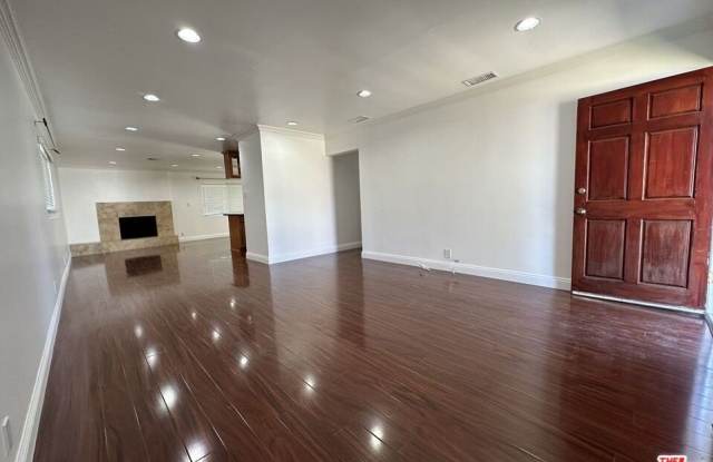 Photo of 7924 Peachtree Ave