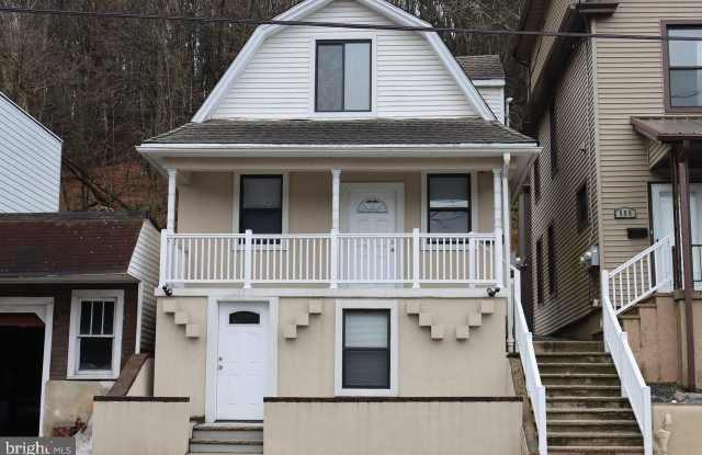 587 PEACOCK Street