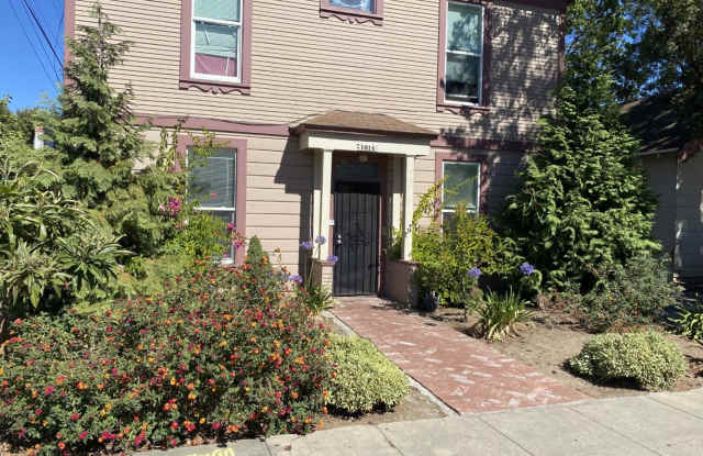 Charming 1-Bedroom, 1-Bathroom Ground Floor Apartment