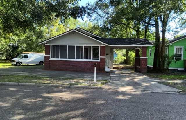 Photo of Completely renovated 4/2 Single Family home ! Available now!