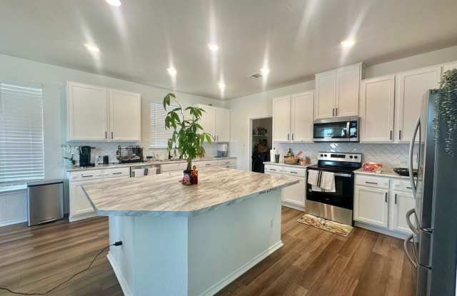 5 Bed 3.5 Bath-NEW MANAGEMENT IN UHLAND TX!!!