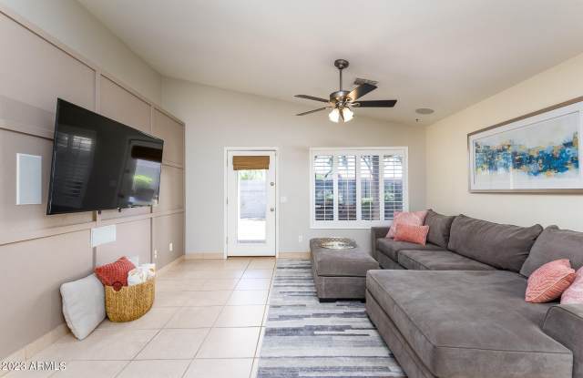 8161 W PONTIAC Drive