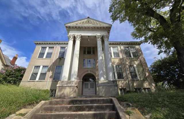 Photo of 600 W Washington St