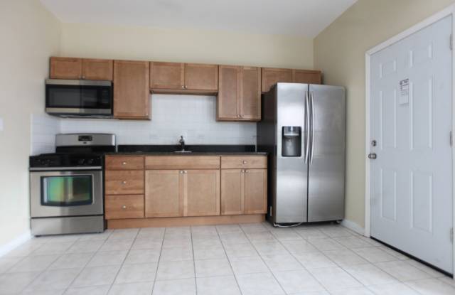 Sunny 3Bed/1.5 Bath Conveniently Located in Bronzeville - 4626 South Calumet Avenue, Chicago, IL 60653