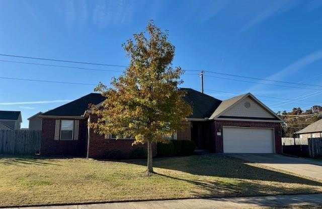 2905  SW Tanglewood  AVE