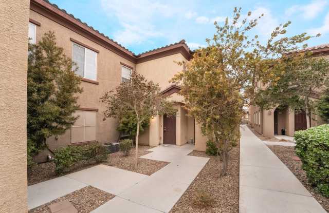 Cute 2 bedroom Condo for rent Located in gated community with pool!
