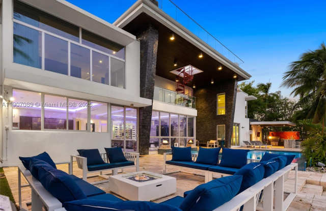 300 Royal Plaza Dr