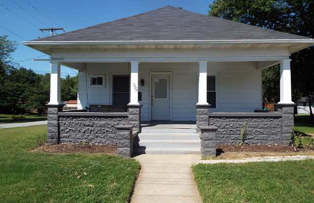 Photo of Two bedroom/one bathroom single family house in Marion, IL