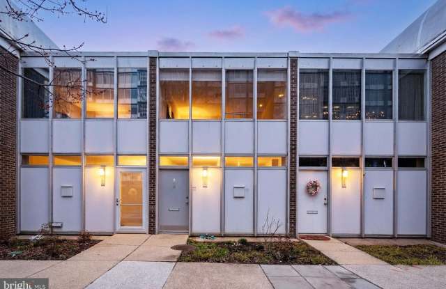 302 N Street SW unit: 302