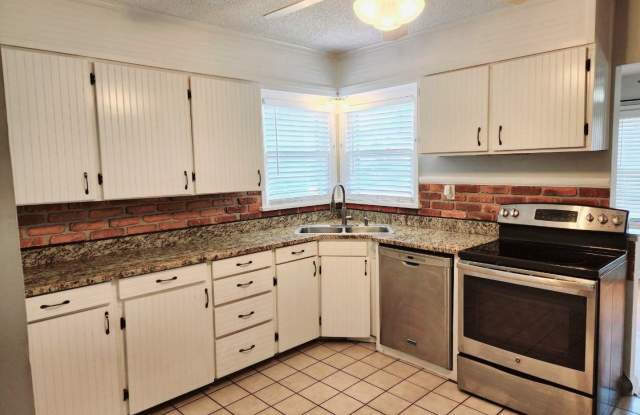 Charming Bunglow in Delaware Neighborhood Close To MSU  Mercy Hospital