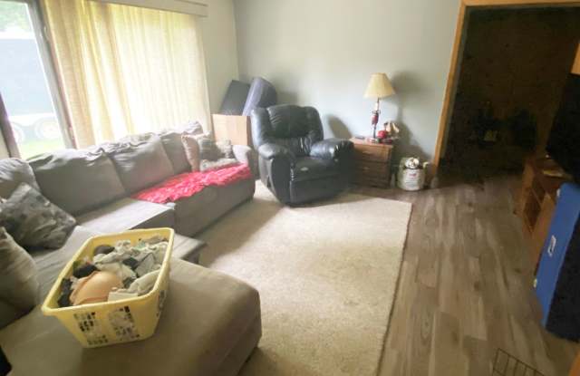 3-bedroom Home on Private Country Lot with 2.93 acres