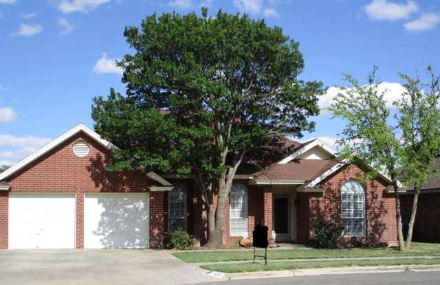 Tranquil Retreat: Charming 3BR/2BA Kingsgate Home - 9711 Norfolk Avenue, Lubbock, TX 79423