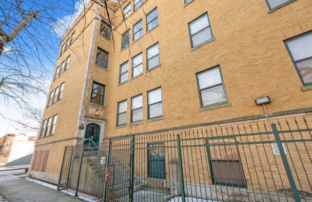 One Bedroom Unit in South Shore - Move In Fee Special