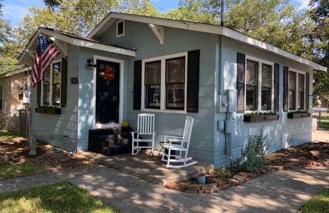 Corner Lot / Hardwood Floors / Fridge / Washer  Dryer / Tons of Updates /NBISD