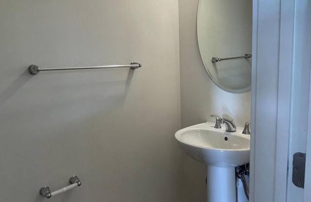 Photo of 905 LAKEVIEW Court