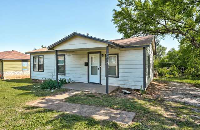 Cute Remodeled 2 Bed 1 Bath Home in OKC! ** $300 MOVE IN SPECIAL ** - 4212 Northeast 16th Terrace, Oklahoma City, OK 73121