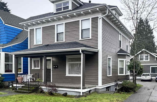 Photo of 2 Bedroom 1 Bath Duplex Upper Unit in Tacoma!