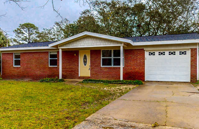 3/2 with Den and extra long single car garage, huge fenced back yard