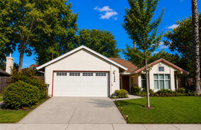 Nice 3bd/2bth home with private yard!