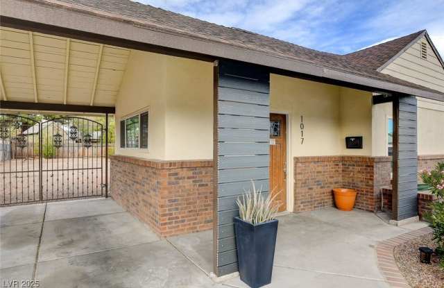 1017 E Oakey Boulevard