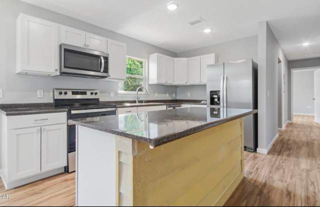 Nearly New 3Bed/2Ba Home, Centrally Located to Shopping  Tyndall AFB! *MILITARY  MOVE-IN SPECIALS AVAILABLE!!*