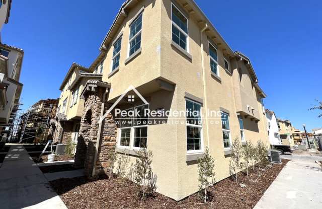 Newer 3bd/2.5ba North Natomas Townhouse with 2 Car Garage!