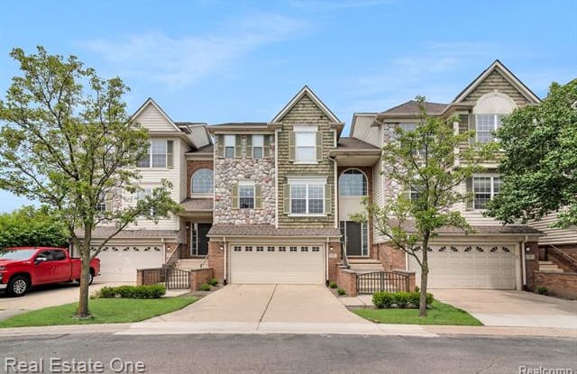 5 LYONS Court - 5 Lyons Ct, Dearborn, MI 48126