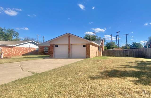 Great 3 bed 2 bath near West Loop 289 and 4th street