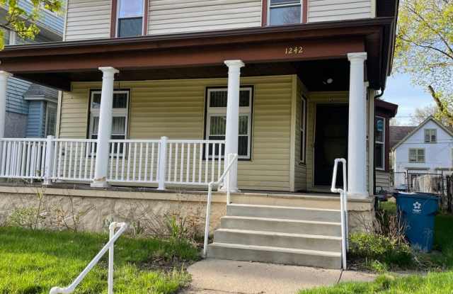 Large Single Family Five Bedroom Home!