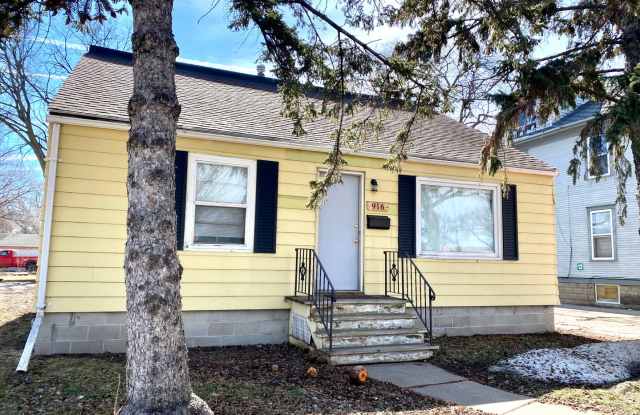 4 bed, 1.5 bath Home Near NDSU!