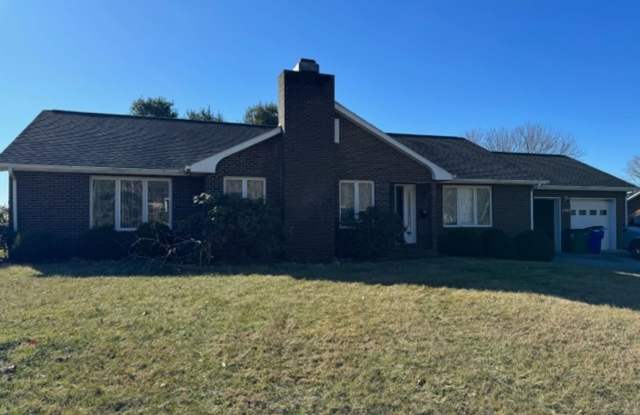 4 bedroom, great location! - 1901 Carroll Drive, Blacksburg, VA 24060