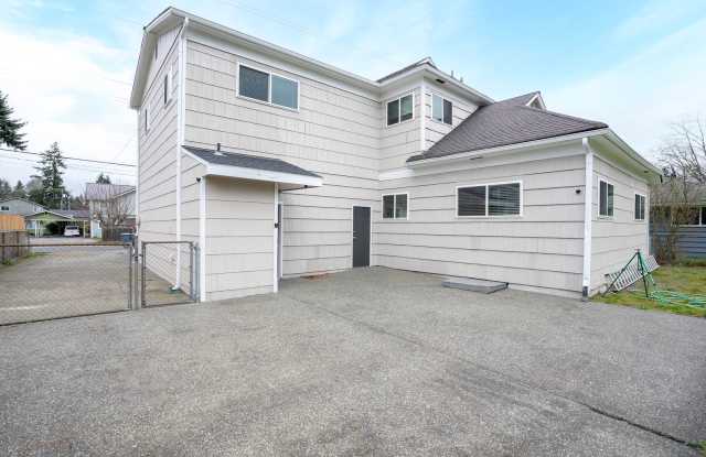 Remodeled 2BR w/ Garage, Fenced Yard & Stainless Steel Appliances