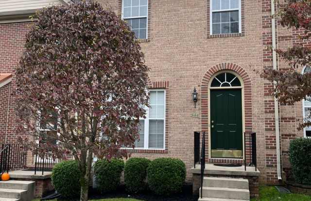 3BR Townhome in Abingdon: Deck, Assigned Parking, Pool, Gym + W/D