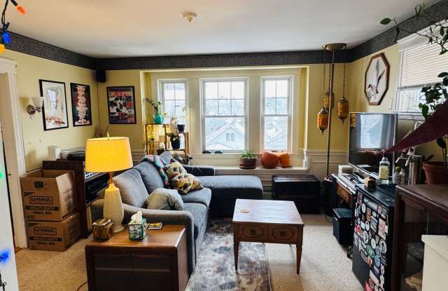 2Br/1Bth apartment! Great Location! Very spacious, lots of light!