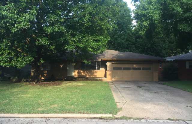 2229 South Pickwick Avenue - 2229 South Pickwick Avenue, Springfield, MO 65804