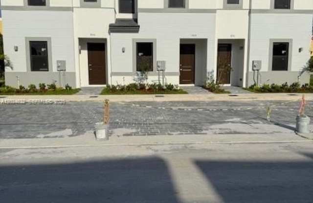122 NW 10th Ter
