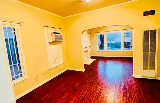 Photo of 1166 N Raymond Ave